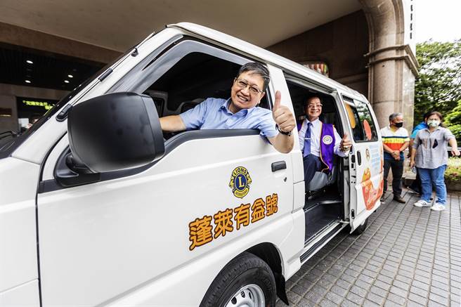 國際獅子會300A1區捐贈幸福小巴「蓬萊有益號」給尖石鄉公所，縣長楊文科試「試駕」完成捐贈儀式。（羅浚濱攝）