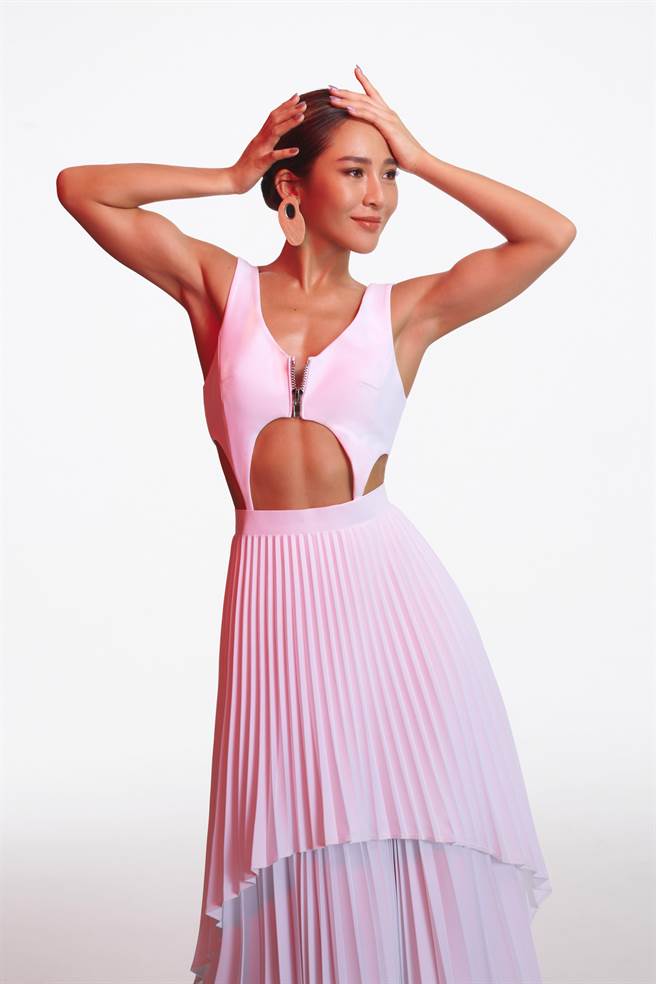 梁文音健身有成，展現超狂馬甲線。（環球音樂提供）