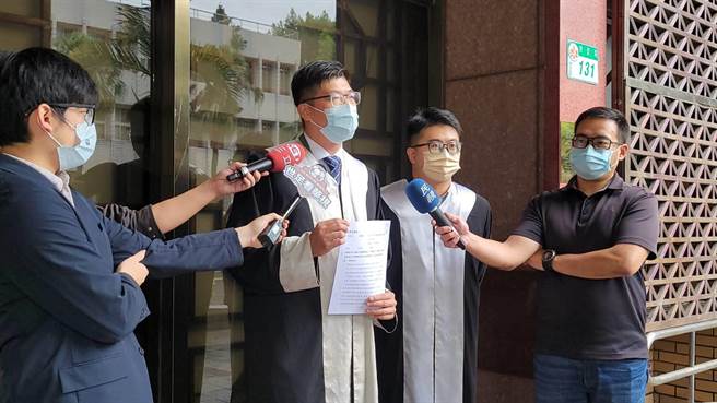 詹晋鉴(左)(陈志贤摄)