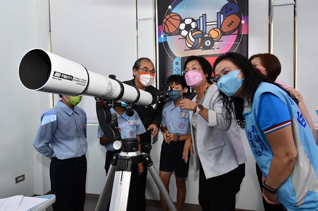 元宇宙馆内也建置观测天文设备，让孩子白天晚上都可以学习。（吴建辉摄）