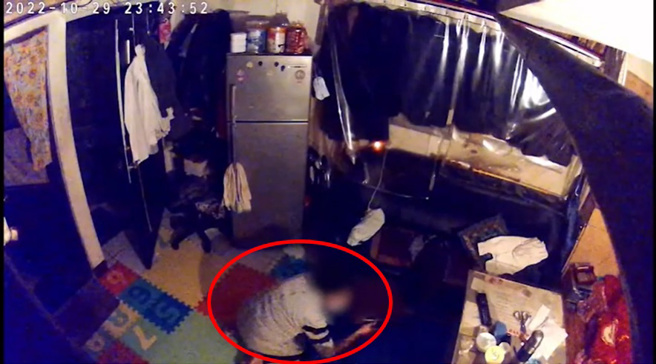 陈女以跪爬方式潜入老翁住家。（警方提供）