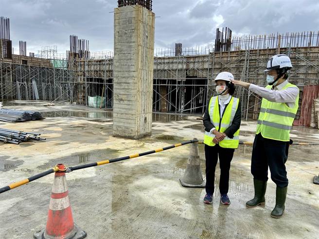 宜兰县长林姿妙（左）今前往视察新罗东转运站工程。（吴佩蓉摄）