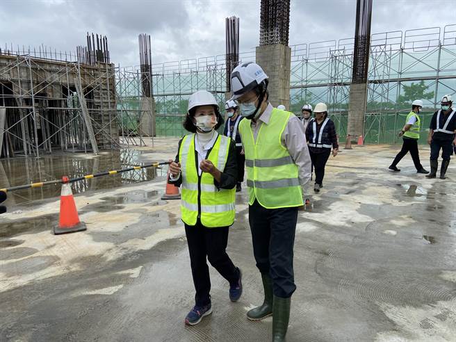 宜兰县长林姿妙（左）今前往视察新罗东转运站工程。（吴佩蓉摄）