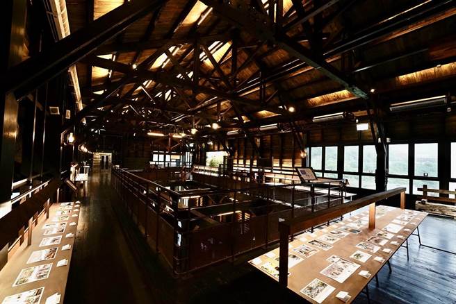 双百年概念展展出百张老照片及故事分享区。（新北市观旅局提供）