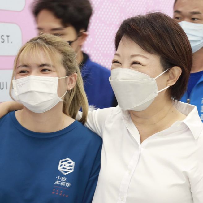 台中市市长卢秀燕（右）。（图／取自卢秀燕脸书）