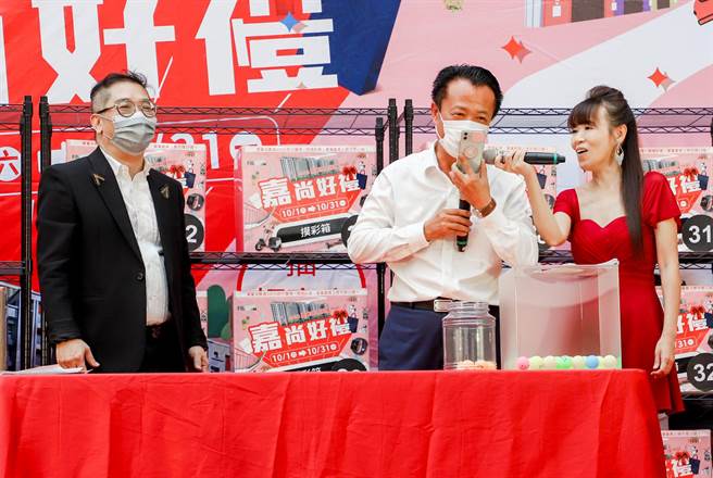 嘉义县长翁章梁与清景麟建筑团队总经理杜昀容合力抽出轻豪宅得主后，立刻致电幸运儿萧姓民眾，连拨数次才拨通。（嘉义县政府提供／吕妍庭嘉义传真）