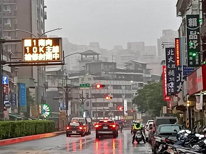 20221108民進黨北北基桃市長候選人推出首都通月票證件，圖為新北市街頭（簡立欣攝）