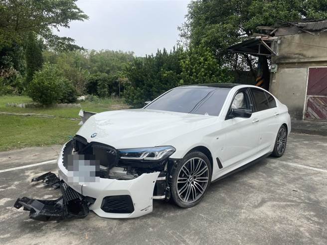 BMW車身有彈孔，車頭也毀損，車內駕駛座有血跡。（洪靖宜攝）