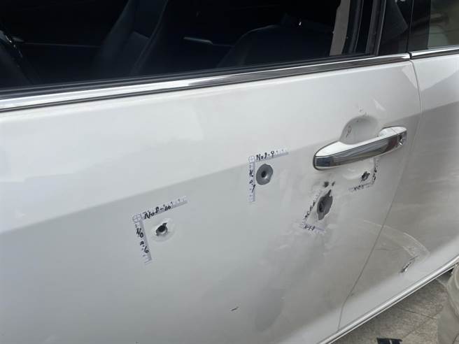 好幾處彈孔集中在駕駛座的車門。（洪靖宜攝）