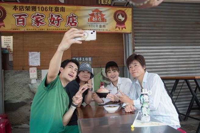 潘君侖（左起）、苗可麗、張文綺、洪榮宏結伴出遊。（MyVideo提供）