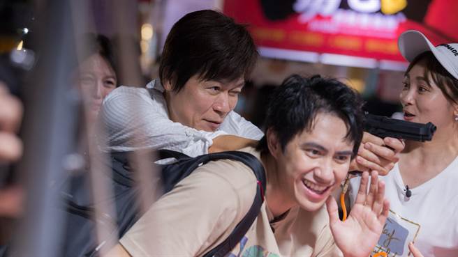 潘君侖（前）自封「多功能旅伴」，與前輩洪榮宏相處融洽。（MyVideo提供）