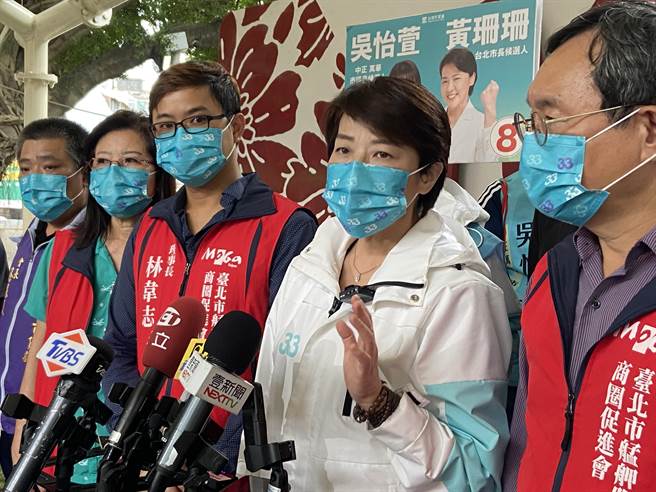 无党籍台北市长候选人黄珊珊今下午前往万华区走访艋舺服饰商圈，被问及王必胜昨态度急转弯，公布高端审查委员背景。（陈薏云摄）