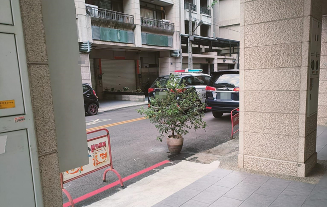 网友抱怨社区某邻居近期疯狂检举骑楼违停车辆，他说自己住了30多年都是这样停车，该邻居却每天照三餐检举，上个月就高达1300次，连警察都无奈。（翻摄自脸书「爆怨公社」）