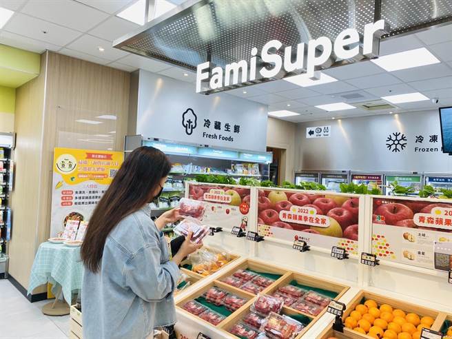 六龟蜜风铃上架全家便利商店，即日起在全台100多家店铺可买到350g装的莲雾，并同时上架全＋1社群电商，让民眾忙碌之际，也能方便吃到脆甜水果。(高雄市农业局提供／林雅惠传真)