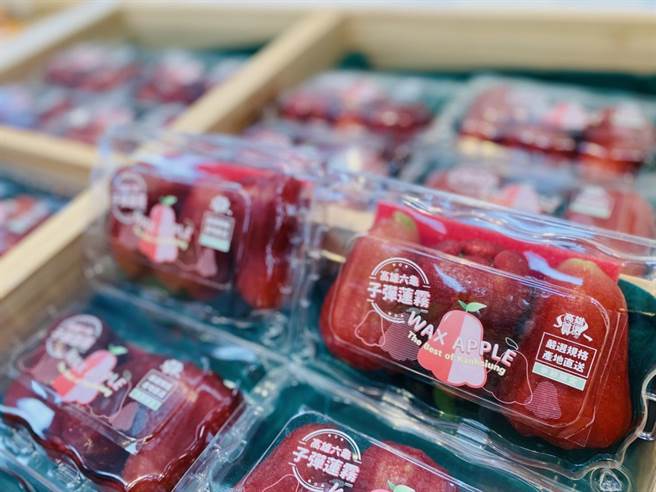 六龟蜜风铃上架全家便利商店，即日起在全台100多家店铺可买到350g装的莲雾，并同时上架全＋1社群电商，让民眾忙碌之际，也能方便吃到脆甜水果。(高雄市农业局提供／林雅惠传真)