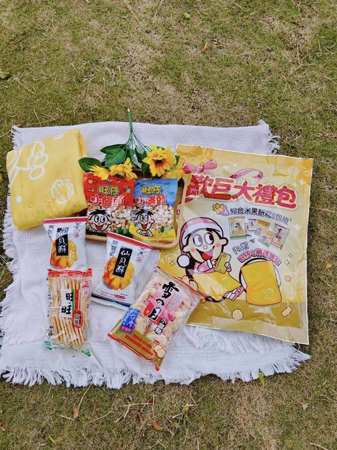 「欢巨大礼包」集结人气零嘴，还有超高CP值的实用暖毯。（宜兰食品提供）