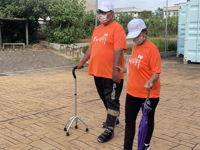 弱势民眾靠着单手拐杖步行。（本报资料照片）