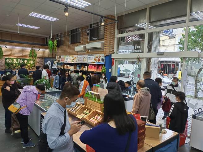在农委会的农游券加持下，基隆区渔会门市营业额暴增十倍。（张志康摄）
