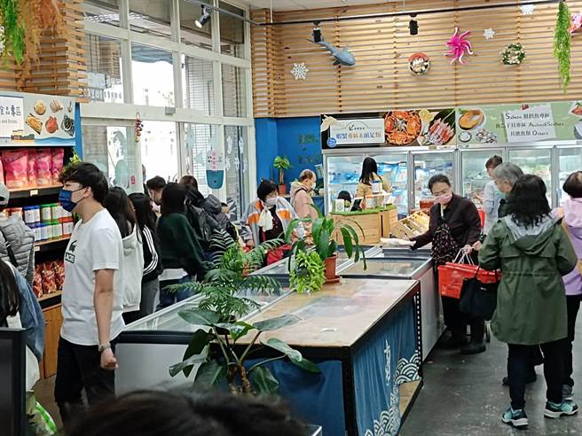 在农委会的农游券加持下，基隆区渔会门市营业额暴增十倍。（张志康摄）