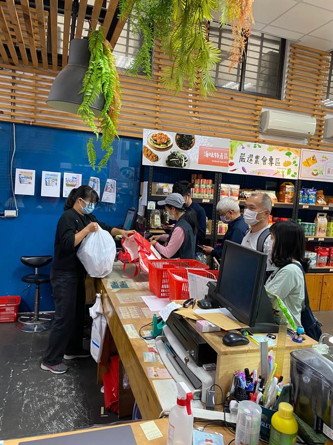 在农委会的农游券加持下，基隆区渔会门市营业额暴增十倍。（张志康摄）