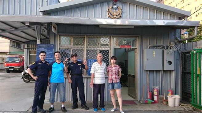 新北市淡水警分局交通分队警员林育贤(中)因胰臟癌于本月4日凌晨离世，享年50岁。(黄敬文翻摄)