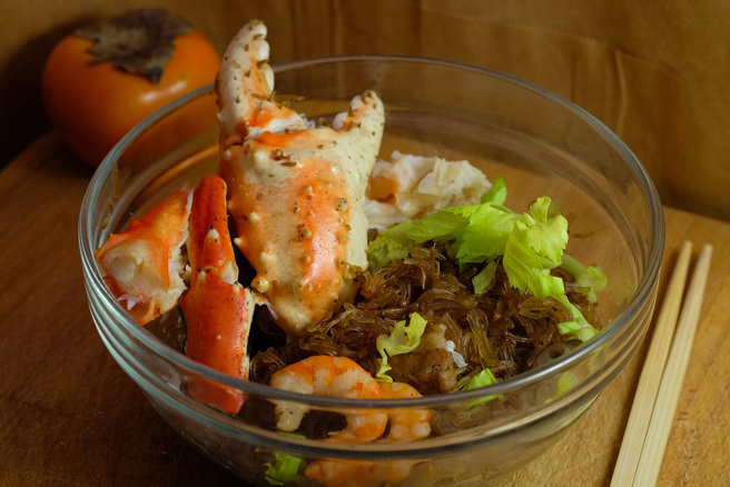 營養師高敏敏指出，柿子和螃蟹一起食用並不會中毒，但可能不易消化吸收，甚至引發腸絞痛。(示意圖/達志影像)