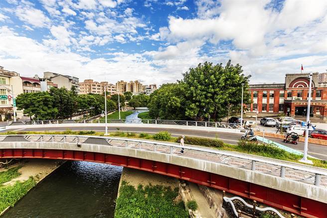 竹北市文田桥疏解县政二路交通，也兼顾人行安全，夺得今年金竹奖「土木水利工程类」特优。（罗浚滨摄）