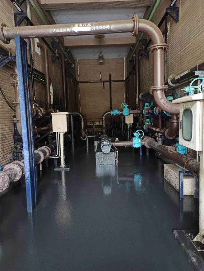 中科污水处理厂8日进行污水管阀件更换工程，造成2名工人昏厥。（台中市消防局提供）