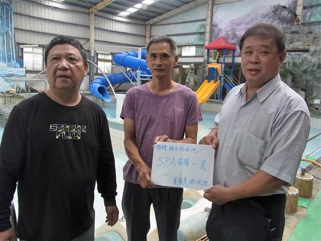 云林县北港镇民营游泳池业者陈炳炎（右）捐SPA等设备，助北港镇立游泳池升级。（张朝欣摄）