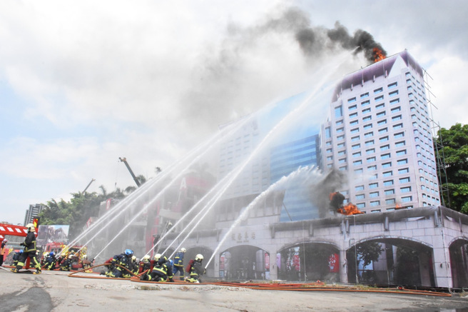 新北市政府民安8号演习，荣获直辖市兵棋推演及综合实作特优，其中综合实作更是自99年开办起连续获得9连霸殊荣。(新北市消防局提供)