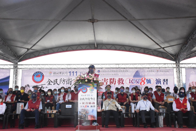 市长侯友宜表示，大型灾害防救演习主要目的是让中央、国军、民间、国际救灾团体及市府各单位，透过演习结合公私跨界资源，检视各式人力机具验证动员流程，强化辖内关键基础设施面对战争发生时的应变作为。(新北市消防局提供)