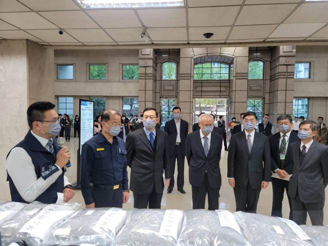 检警查获加拿大海运进口的木屑粒内，夹藏409包、重量达456公斤的毒品大麻花。(林郁平摄)