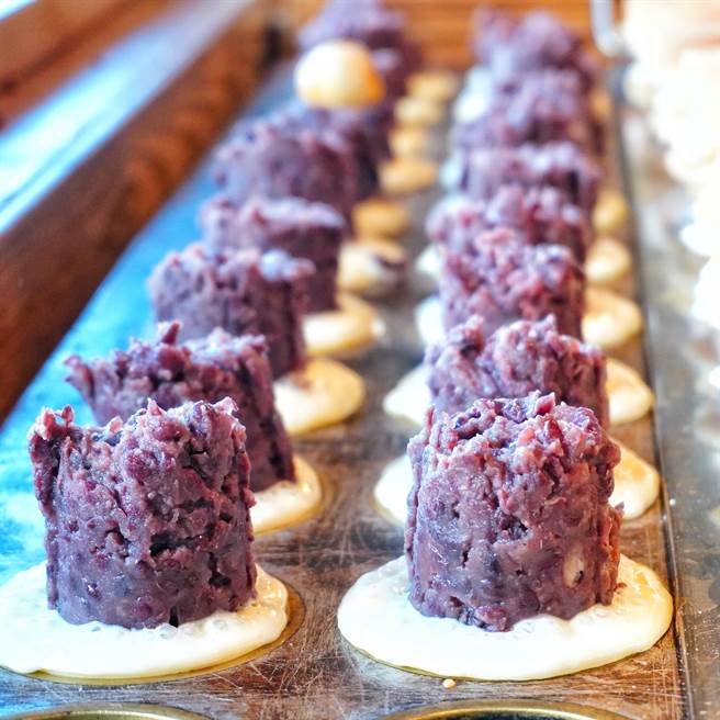 文青车轮饼品牌「青畑九号豆制所」，光棍节当天全省门市推购买招牌太鼓烧三兄弟，三颗特价111元。（品牌提供）