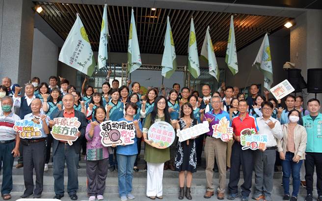 屏县府首创客庄文化观光解说员认证制度，8日宣告已完成全县8个客家文化重点发展乡镇建置。（林和生摄）