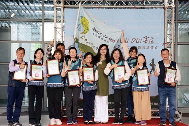 屏县府举办客庄文化观光解说员认证，今年共有51人成功取得证书，通过率约5成。（林和生摄）