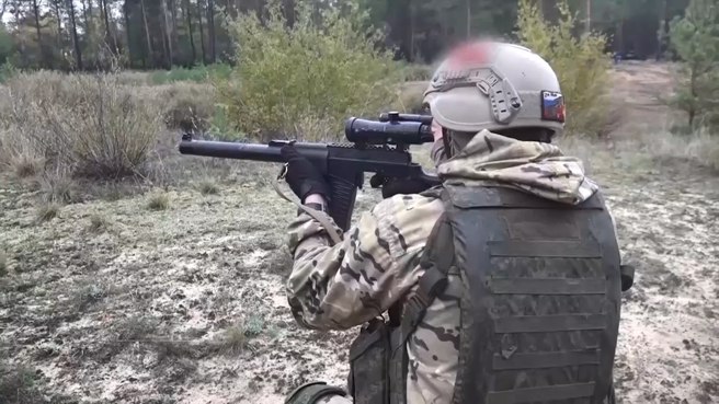 一名中央军区（CMD）的俄罗斯手持VSS消音狙击枪于作战区域。（俄罗斯国防部）