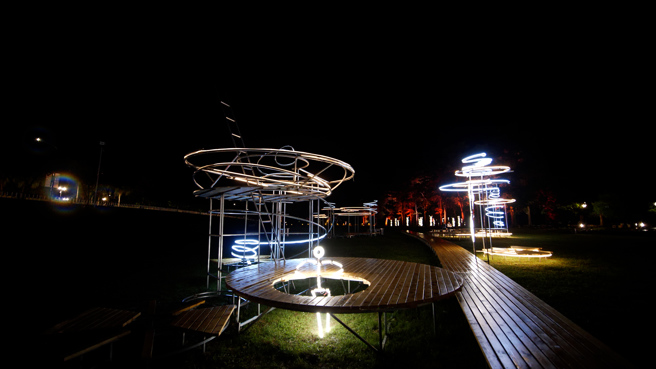 让我们圈在一起＆灯管人。(图/臺东县政府提供)