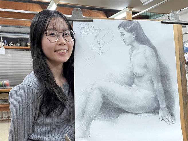 政大法文系学生洪湘亭为成为一名专业的文物修復师，大学期间多方涉猎跨领域知识。（政大提供／林志成台北传真）