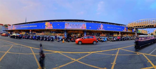 台湾本土动漫人物「绚樱」、「穗姬」，红回东港化身观光代言人，青春无敌的美少女萌样正式登上华侨市场招牌看板，为传统鱼市场增添一股衝突的美感，掀起话题。（东港区渔会提供／谢佳潾屏东传真）