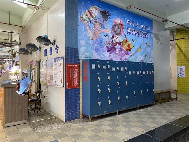 台湾本土动漫人物「绚樱」、「穗姬」，红回东港化身观光代言人，青春无敌的美少女萌样正式登上华侨市场招牌看板，为传统鱼市场增添一股衝突的美感，掀起话题。（东港区渔会提供／谢佳潾屏东传真）