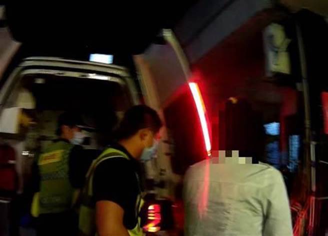 日前大里区民宅传出46岁廖姓女子持剪刀欲寻短，警方接获报案立即赶往现场，千钧一髮之际夺下廖女手中剪刀，成功阻止憾事发生。（雾峰警分局提供／潘虹恩台中传真）