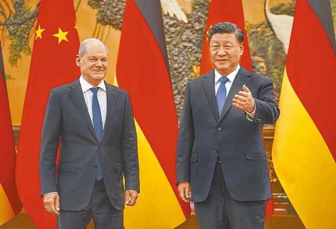 德国总理萧兹上周抵达北京访问，中国国家主席习近平（右）在人民大会堂接见。（美联社）