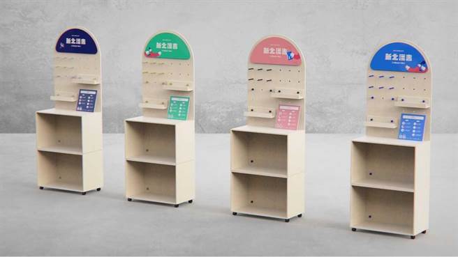 新北市文化基金会今携手新北市立图书馆举办「新北漂书箱识别系统改造活动发表会」，配合2023台湾设计展，将漂书箱重新改造，融入市府五大美学廊带的品牌插图，展现新北特色。（文化局提供）