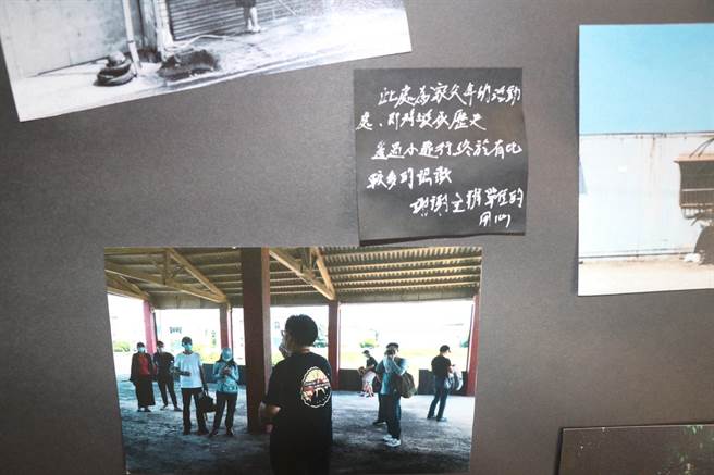 参与文化小旅行的民眾写下回馈。（蔡明亘摄）