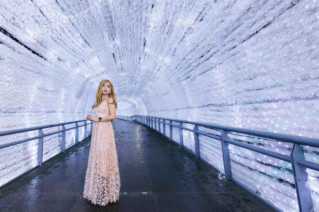 新北欢乐耶诞城绝美光廊呈现独一无二的面貌，将耶诞城的雪白国度衬托得更加缤纷璀璨，快拿起相机，捕捉今年冬天最美好的幸福时刻！（新北市观旅局提供）