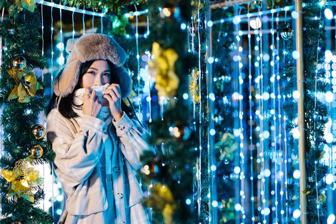 环状线灯区「闪耀期待」，以雪花的造型为概念，穿梭在雪花迷宫内，光廊呈现不同灯光变换，让每个转角都有意外惊喜感受！（新北市观旅局提供）