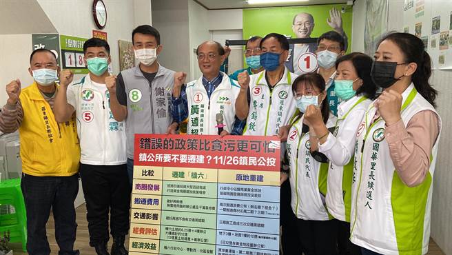 宜兰县民进党罗东镇长候选人黄适超（左４）今（8日）召开「错误的政策比贪污更可怕」记者会，指罗东镇公所迁不迁建，不是镇长吴秋龄一个人说了算。（吴佩蓉摄）