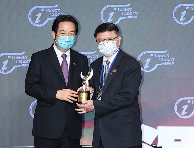 信义房屋继2017、2019年连两届获颁「运动企业」标章，今年再度获奖。由伦理长暨人资长杨百川（右）从副总统赖清德手中接过奖座。（图/信义房屋提供）