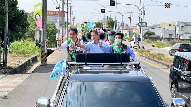 民进党刘建国（左一）邀吴怡农（左二）到虎尾镇扫街，抢攻大票仓虎尾地区选票。（刘建国竞选总部提供／张朝欣云林传真）