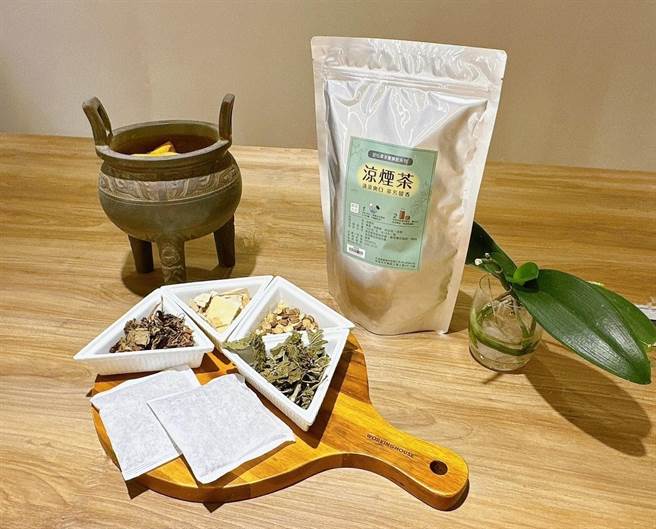 55岁洪先生是菸龄30多年的老菸枪，屡屡戒菸失败。他到高雄市立联合医院接受中医戒菸治疗，靠「凉烟茶」有效降低菸瘾，改善健康问题。（高市联合医院提供／袁庭尧高雄传真）